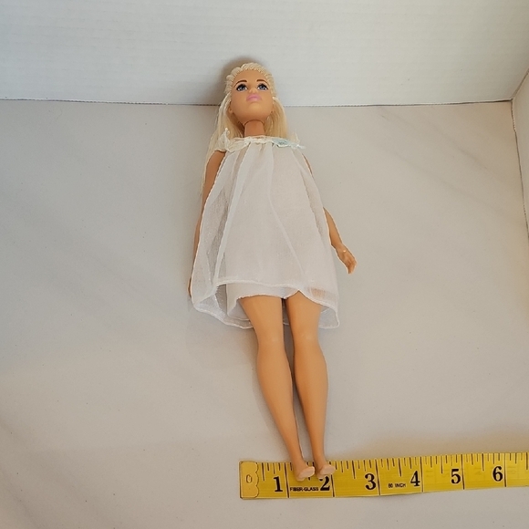 Barbie Curvy Doll - Picture 7 of 8